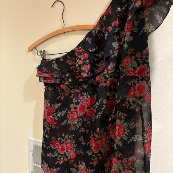 Gorgeous flowy one-shoulder top in a vibrantly floral print! 2X - Picture 2 of 3